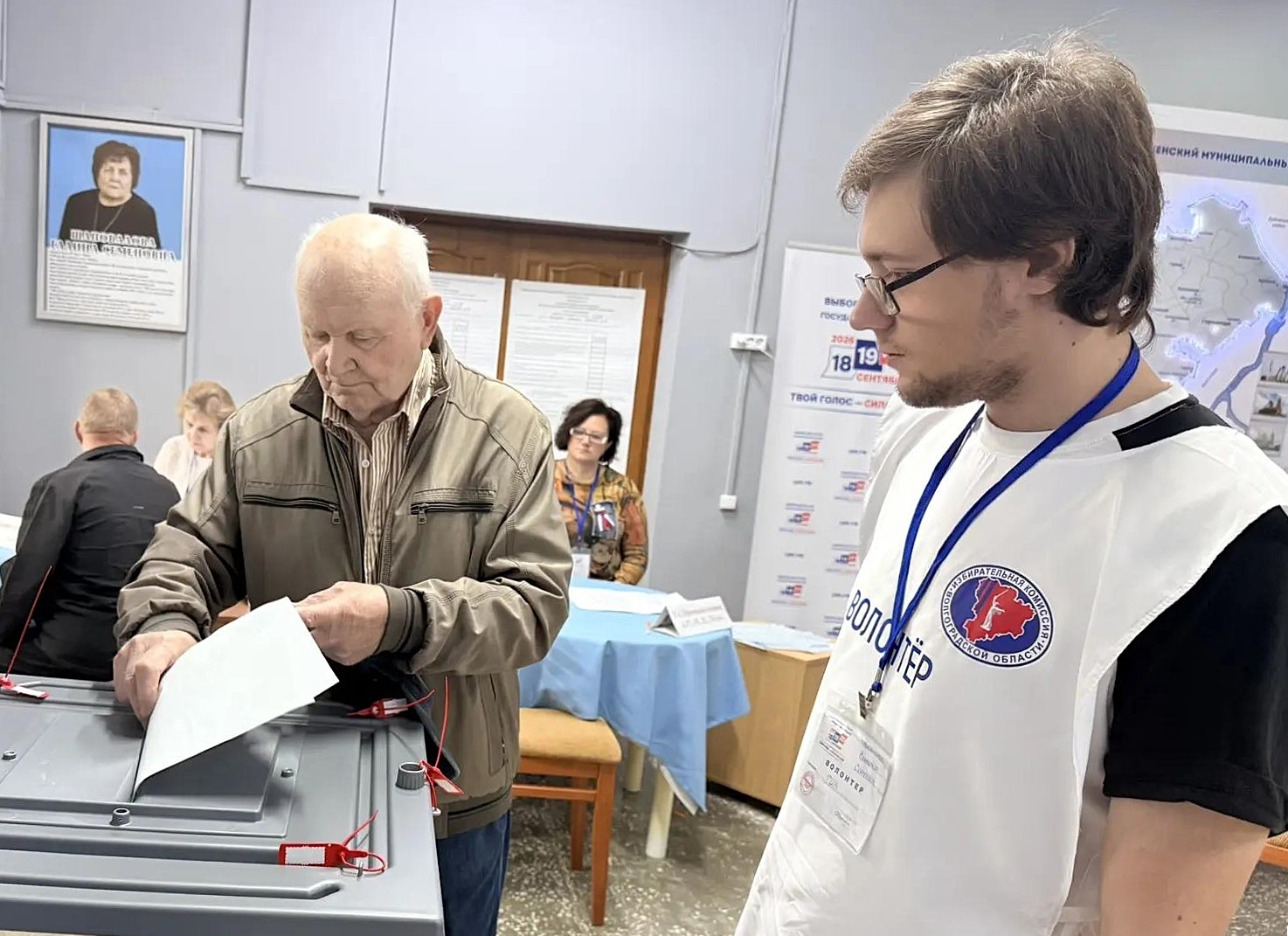 На избирательных участках Волгоградской области дежурят волонтёры, готовые прийти на помощь
