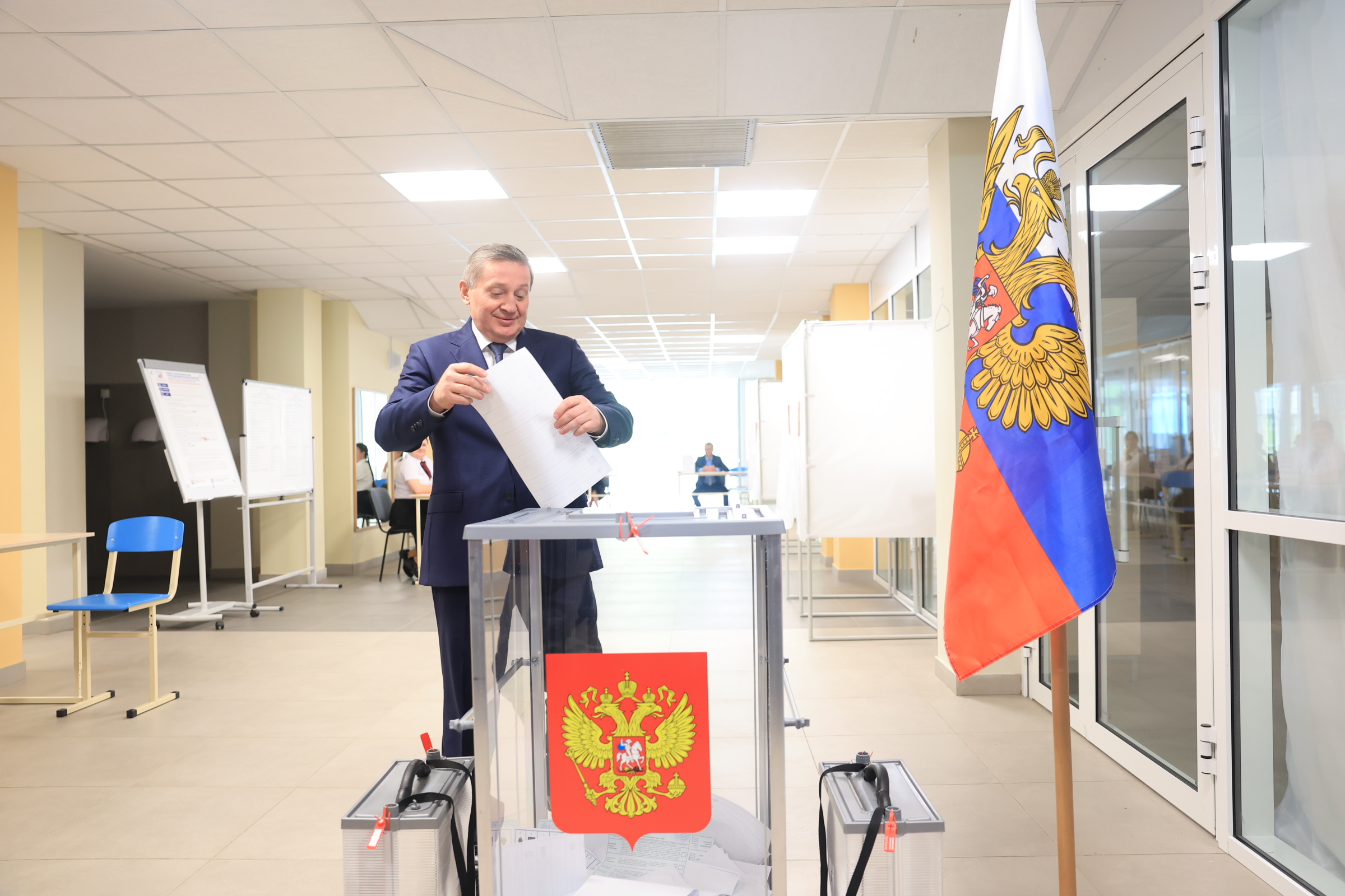 Губернатор Волгоградской области Андрей Бочаров принял участие в голосовании на выборах депутатов Государственной Думы РФ